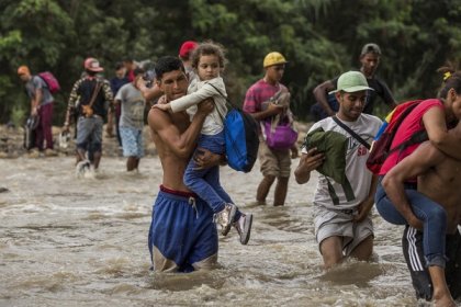  Famílias venezuelanas cruzam o rio Tachira em busca de comida e segurança em Cúcuta, na Colômbia.